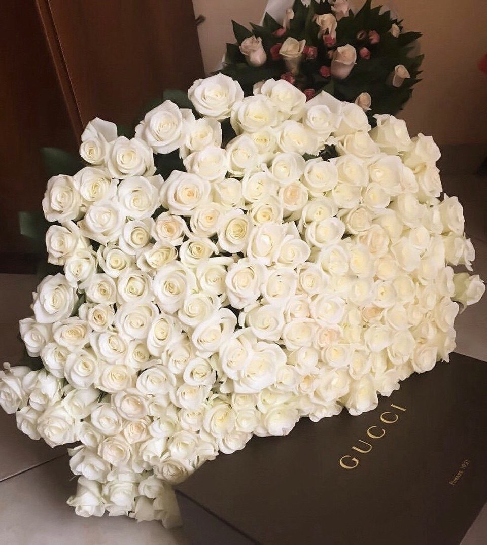 Огромнейший букет белых роз 1000000 роз
