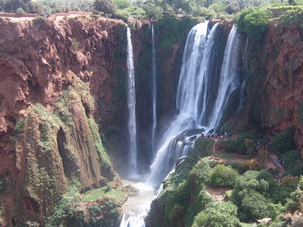 Bодопад  Узуд, Morocco.
 Узуд— водопад в Марокко, расположен в горах Высокого Атласа в 130 км к северо-востоку от Марракеша, в области Тадла-Азилаль. Высота водопада 110 м, вода падает тремя каскадами. Красоты водопада привлекают многих туристов, которые также посещают глубокое ущелье реки Эль-Абид. Название водопада в переводе с ташельхит зыка означает оливковые деревья, и связывают его с тем, что тропа к водопаду проходит через плантации оливковых деревьев и производства оливкового масла. На вершине водопада до сих пор работает десяток старых водяных мельниц. На закате к водопаду собирается множество обезьян.