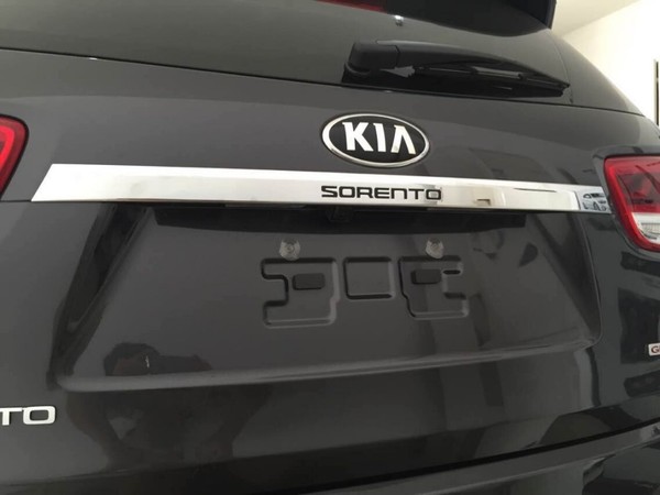 Молдинг на багажник (верхний) Kia Sorento III