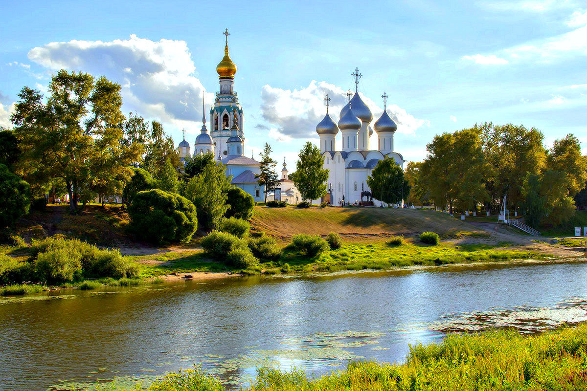 Русь стоит. Церковь в Вологде около реки. Храм на берегу реки Вологда. Вологда березы храм. Излучина реки храм Церковь.