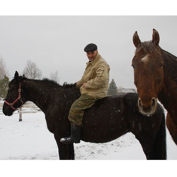 Петрович на Ванде.

#лошади #животные #horses #animals #вороная #кобыла #Ванда #рыжий #мерин #Голиаф #волонтёры #помощь #help #конныепрогулки #катаниеналошадях #верховаяезда #покататьсяналошадях #прогулканалошадях #обучениеверховойезде #коннаяпрогулка #прокатлошадей #отдыхвдеревне #экотуризм #агротуризм #сельскийтуризм #деревенскийтуризм #семейныйотдых #активныйотдых #КТК #ВерхомпоМещёре