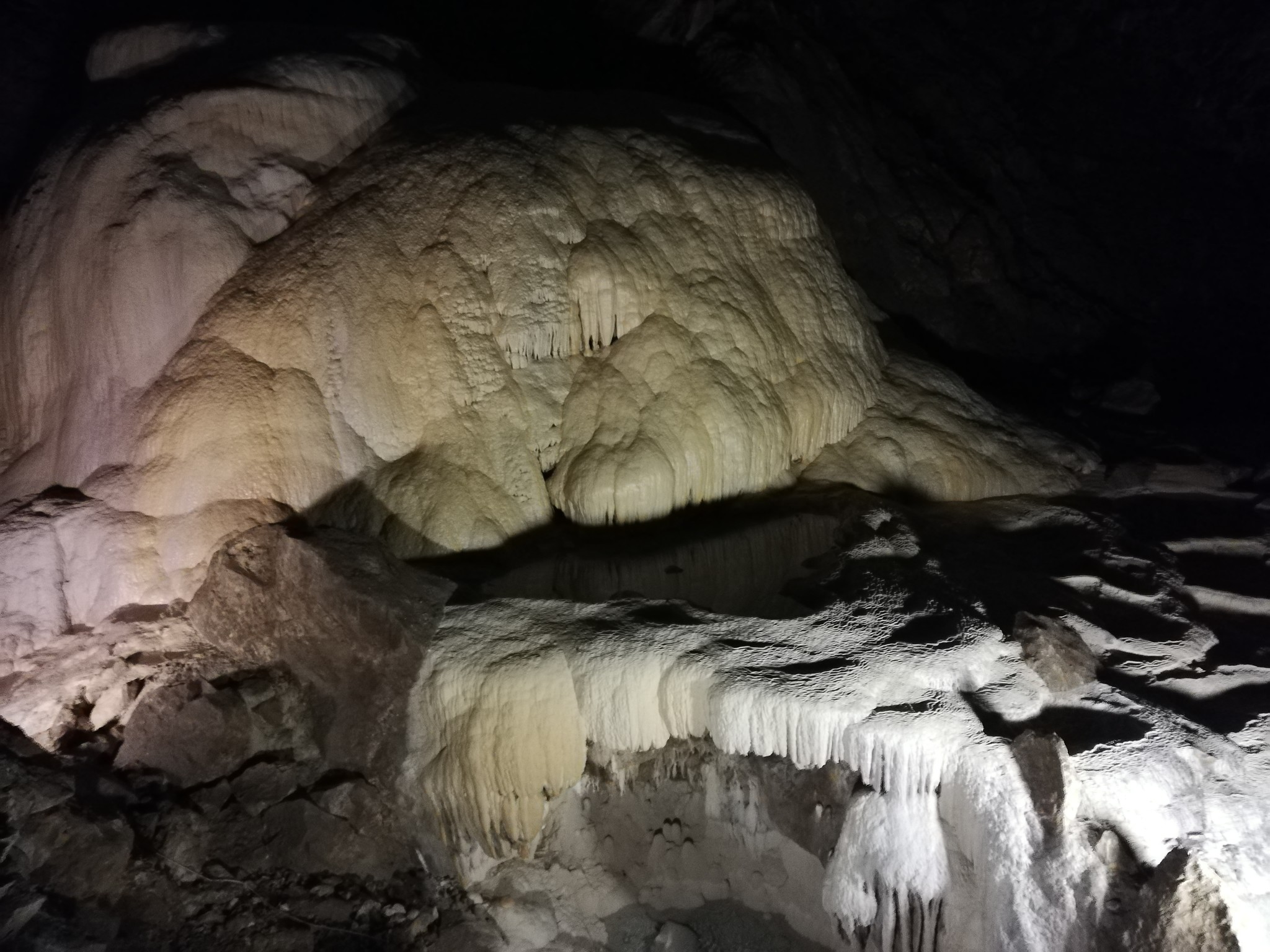 Гигантский Новоафонская пещера