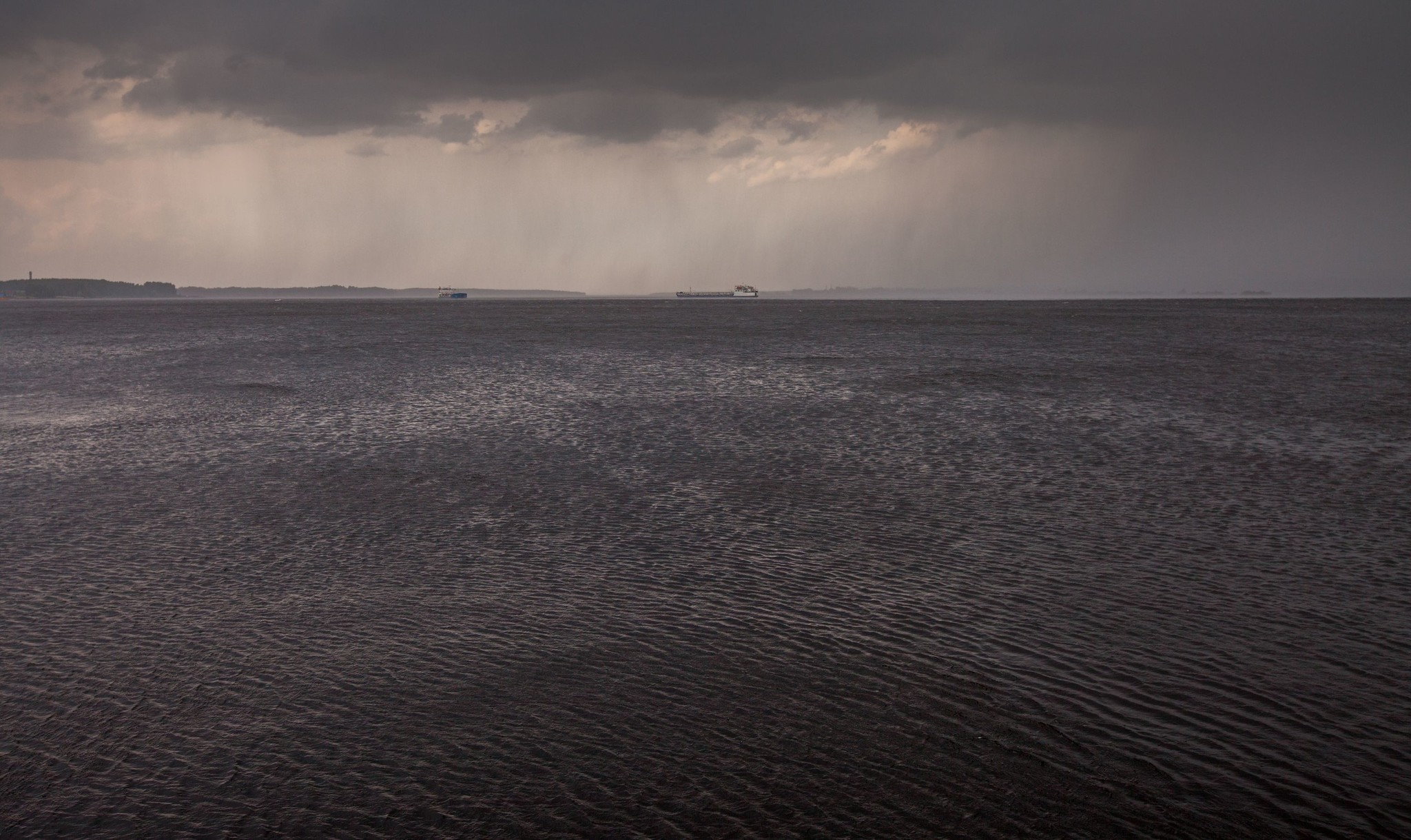 Остров дождя. Дождь на острове. Дождь на море. Рыбинское море. Дождь на море фото.